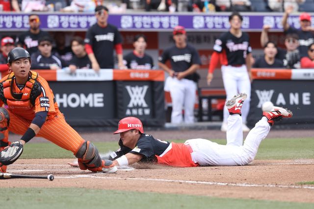 KIA 타이거즈가 포수 한준수의 4안타 1홈런 3타점 맹활약에 힘입어 4연승에 성공했다. 반면, 한화 이글스는 3실책 자멸 속에 충격적인 주말 시리즈 싹쓸이 패배를 당했다. KIA는 12일 대전 한화생명볼파크에서 2026 신한 SOL뱅크 KBO리그 한화전을 치러 9-3으로 승리했다. 4연승을 내달린 KIA는 시즌 6승7패를 기록하면서 3연패에 빠진 한화와 공동 6위로 올라섰다. KIA는 일주일 전만 해도 최하위까지 내려가며 시즌 극초반 위기에 몰렸으나 한화전 3연승을 기반 삼아 반등의 신호탄을 쐈다. KIA 타이거즈