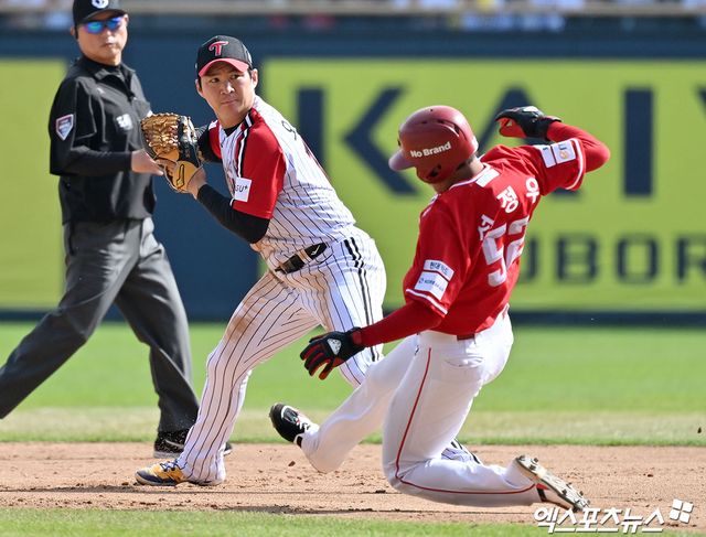 12일 오후 서울 송파구 잠실야구장에서 열린 '2026 신한 SOL Bank KBO리그' SSG 랜더스와 LG 트윈스의 경기, 5회초 무사 1루 LG 오지환이 SSG 박성한의 내야땅볼때 석정우를 포스아웃 시키고 있다. 잠실, 김한준 기자