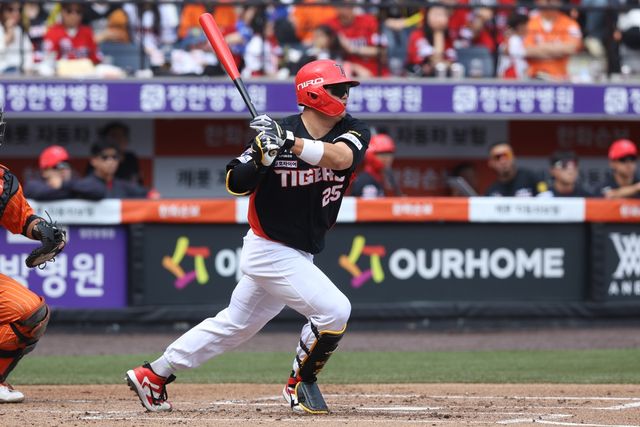 KIA 타이거즈가 포수 한준수의 4안타 1홈런 3타점 맹활약에 힘입어 4연승에 성공했다. 반면, 한화 이글스는 3실책 자멸 속에 충격적인 주말 시리즈 싹쓸이 패배를 당했다. KIA는 12일 대전 한화생명볼파크에서 2026 신한 SOL뱅크 KBO리그 한화전을 치러 9-3으로 승리했다. 4연승을 내달린 KIA는 시즌 6승7패를 기록하면서 3연패에 빠진 한화와 공동 6위로 올라섰다. KIA는 일주일 전만 해도 최하위까지 내려가며 시즌 극초반 위기에 몰렸으나 한화전 3연승을 기반 삼아 반등의 신호탄을 쐈다. KIA 타이거즈