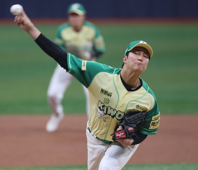 안우진은 12일 서울 고척 스카이돔에서 열리는 롯데 자이언츠와 2026 신한 SOL Bank KBO 리그 정규시즌 홈경기에서 선발투수로 나섰다. 이날 경기는 안우진의 부상 복귀전이다. 그는 지난 2023년 8월 31일 인천 SSG 랜더스전 이후 무려 955일 만에 1군 마운드를 밟았다. 첫 타자 황성빈을 상대로 안우진은 초구 157km/h 패스트볼 스트라이크, 다음 공 159km/h 낮은 볼을 던졌다. 4구째 무려 160km/h가 찍혔다. 황성빈을 땅볼로 잡아낸 그는 다음 타자 빅터 레이예스를 3구 삼진으로 처리했다. 이후 노진혁에 볼넷, 한동희에 안타를 맞았으나 전준우를 땅볼 처리하면서 1이닝 무실점으로 재활 등판을 마쳤다. 연합뉴스