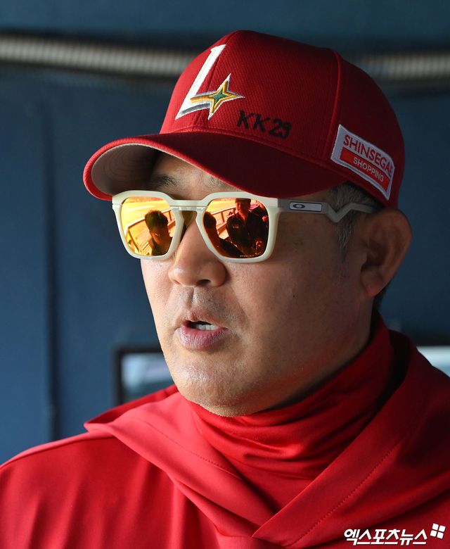 12일 오후 서울 송파구 잠실야구장에서 열리는 '2026 신한 SOL Bank KBO리그' SSG 랜더스와 LG 트윈스의 경기, SSG 이숭용 감독이 취재진과 대화를 나누고 있다. 잠실, 김한준 기자