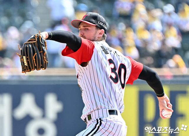 12일 오후 서울 송파구 잠실야구장에서 열린 '2026 신한 SOL Bank KBO리그' SSG 랜더스와 LG 트윈스의 경기, 1회초 LG 선발투수 톨허스트가 공을 힘차게 던지고 있다. 잠실, 김한준 기자