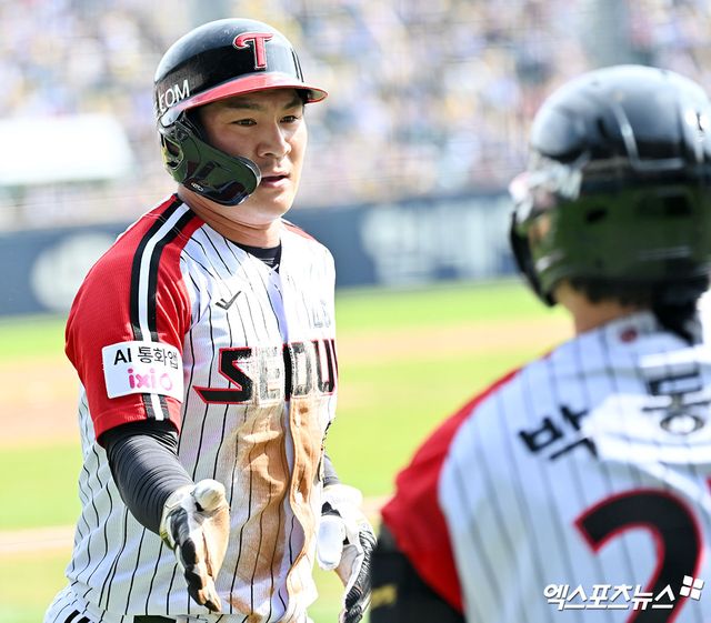12일 오후 서울 송파구 잠실야구장에서 열린 '2026 신한 SOL Bank KBO리그' SSG 랜더스와 LG 트윈스의 경기, 4회말 1사 3루 LG 오지환이 홍창기의 내야땅볼때 홈으로 쇄도하며 득점에 성공하고 있다. 잠실, 김한준 기자