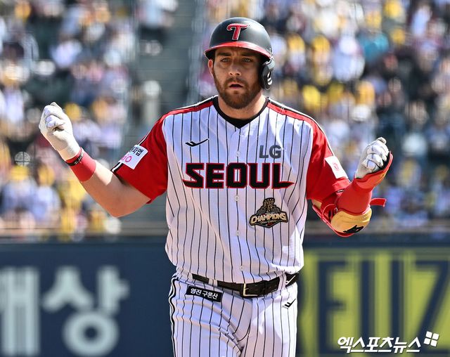 12일 오후 서울 송파구 잠실야구장에서 열린 '2026 신한 SOL Bank KBO리그' SSG 랜더스와 LG 트윈스의 경기, 3회말 1사 3루 LG 오스틴이 1타점 적시타를 날리고 있다. 잠실, 김한준 기자