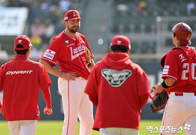 12일 오후 서울 송파구 잠실야구장에서 열린 '2026 신한 SOL Bank KBO리그' SSG 랜더스와 LG 트윈스의 경기, 5회말 1사 1,3루 SSG 베니지아노가 마운드를 내려가고 있다. 잠실, 김한준 기자