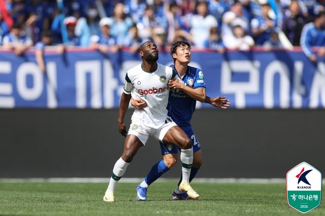 고정운 감독이 이끄는 김포FC는 12일 수원월드컵경기장에서 열린 수원삼성과의 '하나은행 K리그2 2026' 7라운드 원정 경기에서 후반 43분에 터진 이시헌의 결승골에 힘입어 1-0 승리를 거뒀다. 이날 승리로 김포는 4경기 만에 승리를 챙기며 승점을 11(3승2무1패로 늘려 6위로 올라섰다. 수원은 개막 후 처음으로 패배를 맛보며 승점 16(5승1무1패)과 2위 자리를 유지했다. 더불어 지난 2월 서울 이랜드와의 개막전(2-1) 이후 6경기 만에 실점을 허용했다. 한국프로축구연맹 제공