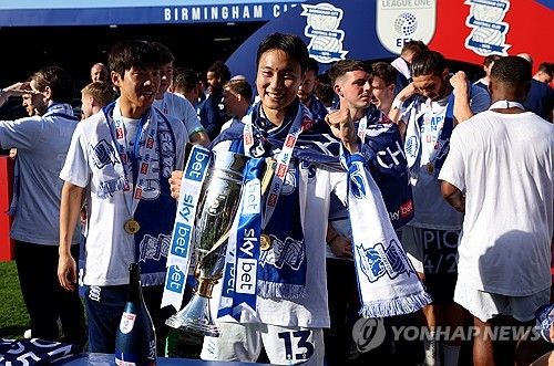 중원 자원들의 줄부상으로 고민에 빠진 홍명보호가 한숨 돌렸다. 대한민국 축구 국가대표팀 핵심 미드필더 백승호(버밍엄 시티)가 시즌 첫 도움을 기록하며 오랜만에 공격 포인트를 추가했다. 백승호는 12일(한국시간) 영국 버밍엄의 세인트 앤드루스에서 열린 렉섬과의 2025-2026시즌 챔피언십(2부) 42라운드 홈 경기에서 후반 시작과 함께 교체 투입돼 1도움을 올리며 팀의 2-0 승리에 힘을 보탰다. 지난해 12월 2일 왓포드전 득점 이후 4개월 만에 맛본 공격 포인트이자 이번 시즌 기록한 첫 번째 어시스트였다. 또한 시즌 4골을 기록 중이던 백승호는 이번 도움으로 공격 포인트를 5개로 늘렸다. 연합뉴스