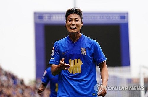 중원 자원들의 줄부상으로 고민에 빠진 홍명보호가 한숨 돌렸다. 대한민국 축구 국가대표팀 핵심 미드필더 백승호(버밍엄 시티)가 시즌 첫 도움을 기록하며 오랜만에 공격 포인트를 추가했다. 백승호는 12일(한국시간) 영국 버밍엄의 세인트 앤드루스에서 열린 렉섬과의 2025-2026시즌 챔피언십(2부) 42라운드 홈 경기에서 후반 시작과 함께 교체 투입돼 1도움을 올리며 팀의 2-0 승리에 힘을 보탰다. 지난해 12월 2일 왓포드전 득점 이후 4개월 만에 맛본 공격 포인트이자 이번 시즌 기록한 첫 번째 어시스트였다. 또한 시즌 4골을 기록 중이던 백승호는 이번 도움으로 공격 포인트를 5개로 늘렸다. 연합뉴스