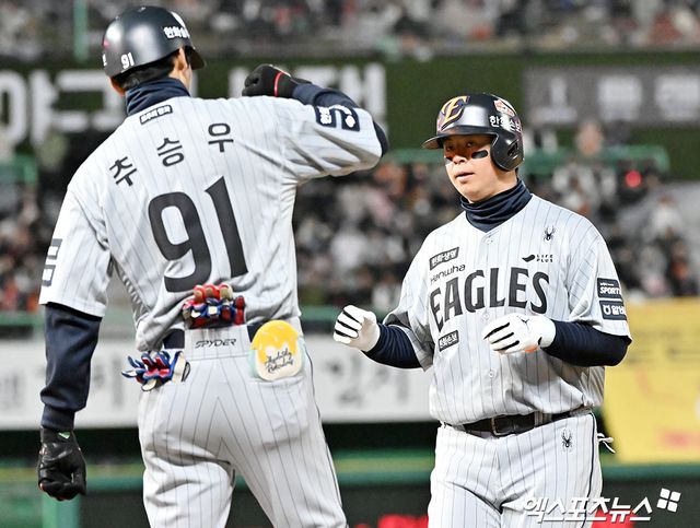 7일 오후 인천SSG랜더스필드에서 열린 '2026 신한 SOL Bank KBO리그' 한화 이글스와 SSG 랜더스의 경기, 5회초 1사 한화 노시환이 중전안타를 날리고 있다. 엑스포츠뉴스 DB