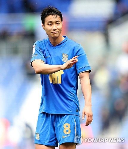 중원 자원들의 줄부상으로 고민에 빠진 홍명보호가 한숨 돌렸다. 대한민국 축구 국가대표팀 핵심 미드필더 백승호(버밍엄 시티)가 시즌 첫 도움을 기록하며 오랜만에 공격 포인트를 추가했다. 백승호는 12일(한국시간) 영국 버밍엄의 세인트 앤드루스에서 열린 렉섬과의 2025-2026시즌 챔피언십(2부) 42라운드 홈 경기에서 후반 시작과 함께 교체 투입돼 1도움을 올리며 팀의 2-0 승리에 힘을 보탰다. 지난해 12월 2일 왓포드전 득점 이후 4개월 만에 맛본 공격 포인트이자 이번 시즌 기록한 첫 번째 어시스트였다. 또한 시즌 4골을 기록 중이던 백승호는 이번 도움으로 공격 포인트를 5개로 늘렸다. 연합뉴스