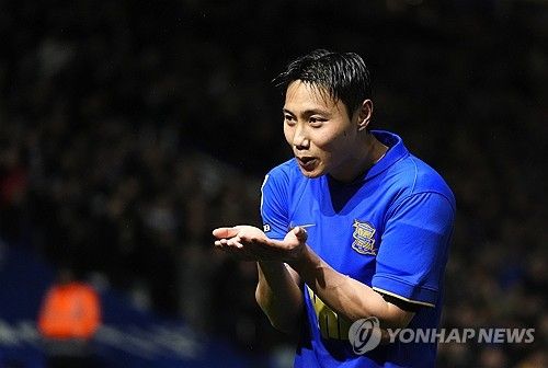 중원 자원들의 줄부상으로 고민에 빠진 홍명보호가 한숨 돌렸다. 대한민국 축구 국가대표팀 핵심 미드필더 백승호(버밍엄 시티)가 시즌 첫 도움을 기록하며 오랜만에 공격 포인트를 추가했다. 백승호는 12일(한국시간) 영국 버밍엄의 세인트 앤드루스에서 열린 렉섬과의 2025-2026시즌 챔피언십(2부) 42라운드 홈 경기에서 후반 시작과 함께 교체 투입돼 1도움을 올리며 팀의 2-0 승리에 힘을 보탰다. 지난해 12월 2일 왓포드전 득점 이후 4개월 만에 맛본 공격 포인트이자 이번 시즌 기록한 첫 번째 어시스트였다. 또한 시즌 4골을 기록 중이던 백승호는 이번 도움으로 공격 포인트를 5개로 늘렸다. 연합뉴스