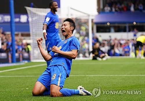 중원 자원들의 줄부상으로 고민에 빠진 홍명보호가 한숨 돌렸다. 대한민국 축구 국가대표팀 핵심 미드필더 백승호(버밍엄 시티)가 시즌 첫 도움을 기록하며 오랜만에 공격 포인트를 추가했다. 백승호는 12일(한국시간) 영국 버밍엄의 세인트 앤드루스에서 열린 렉섬과의 2025-2026시즌 챔피언십(2부) 42라운드 홈 경기에서 후반 시작과 함께 교체 투입돼 1도움을 올리며 팀의 2-0 승리에 힘을 보탰다. 지난해 12월 2일 왓포드전 득점 이후 4개월 만에 맛본 공격 포인트이자 이번 시즌 기록한 첫 번째 어시스트였다. 또한 시즌 4골을 기록 중이던 백승호는 이번 도움으로 공격 포인트를 5개로 늘렸다. 연합뉴스