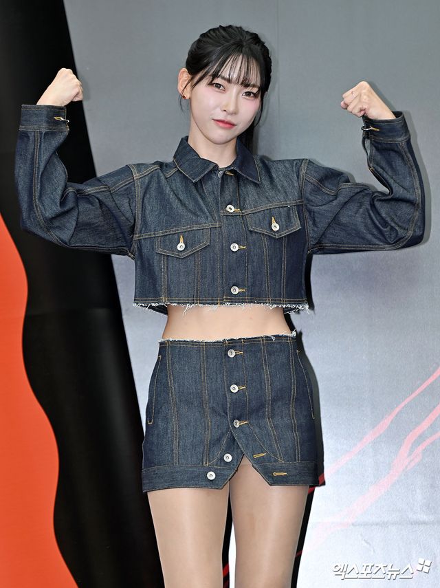 김민지가 포즈를 취하고 있다.