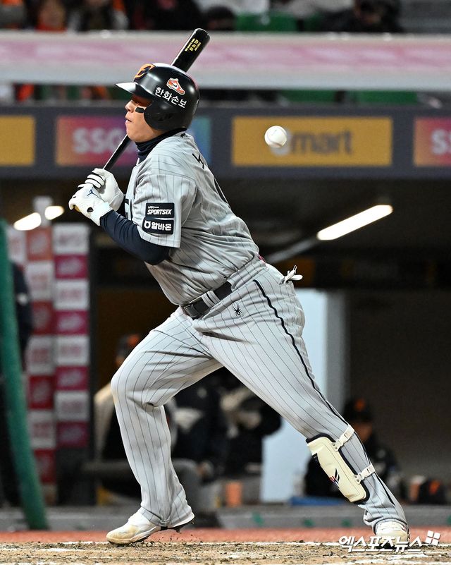 7일 오후 인천SSG랜더스필드에서 열린 '2026 신한 SOL Bank KBO리그' 한화 이글스와 SSG 랜더스의 경기, 9회초 1사 1루 한화 노시환이 사구에 맞고 있다. 엑스포츠뉴스 DB