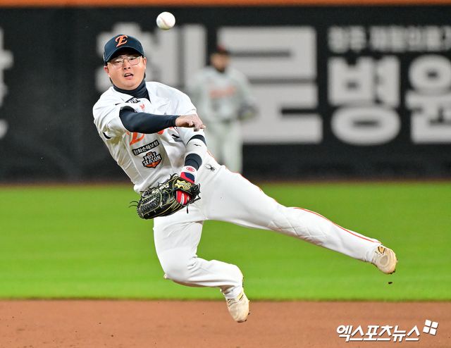 김경문 감독이 이끄는 한화 이글스는 14일 대전 한화생명 볼파크에서 2026 신한 SOL KBO리그 삼성 라이온즈와의 팀 간 1차전에&nbsp;이원석(중견수)~요나단 페라자(우익수)~문현빈(좌익수)~강백호(지명타자)~채은성(1루수)~하주석(2루수)~이도윤(3루수)~최재훈(포수)~심우준(유격수)으로 이어지는 선발 라인업을 꾸렸다. 선발투수는 문동주가 마운드에 오른다. 이날 한화는 간판스타 노시환의 2군행, 베테랑 타자 손아섭의 트레이드 등 적지 않은 이슈를 뒤로 하고 3연패 탈출을 노린다. 엑스포츠뉴스DB