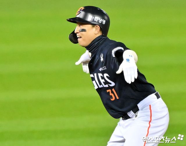 두산 베어스와 한화 이글스가 4월 14일 2026시즌 1호 트레이드를 단행했다. 한화와 두산은 베테랑 외야수 손아섭과 투수 이교훈을 맞트레이드를 단행했다. 두산은 한화에 현금 1억 5000만원을 더 지급한다. 손아섭은 지난달 개막 시리즈 1군 엔트리에 합류했지만 단 한 타석만 소화한 뒤 곧바로 2군으로 내려갔다. 손아섭은 퓨처스리그에서 3경기에 출전해 3안타 2볼넷 2득점을 기록한 뒤 두산 유니폼으로 갈아입었다. 이교훈은 올 시즌 개막 엔트리 승선에 실패한 뒤 퓨처스리그에서만 7경기에 등판해 1홀드 평균자책 2.70 2탈삼진 3볼넷을 마크했다. 두산은 베테랑 손아섭 합류로 클럽하우스 리더 역할을 기대한다. 한화는 최근 흔들리는 불펜진을 고려해 좌완 불펜 뎁스 강화 차원에서 손아섭을 내주고 이교훈을 데려왔다. 엑스포츠뉴스 DB