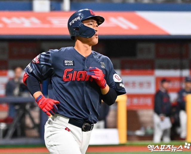 LG는 14일 서울 잠실야구장에서 열린 롯데 자이언츠와 2026 신한 SOL Bank KBO 리그 정규시즌 홈경기에서 2-1로 승리를 거뒀다. LG는 지난 4일 고척 키움 히어로즈전부터 8연승 행진을 이어가게 됐다. 시즌 10승 고지에 선착한 LG는 1위 자리를 지키고 있다. 롯데는 3연승을 달리다가 2연패로 돌아섰다. 롯데 자이언츠