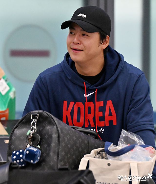 김경문 한화 이글스 감독이 극심한 타격 슬럼프에 빠진 간판타자 노시환의 2군행 결정 배경을 밝혔다. 컨디션이 좋지 않은 상태로 무리하게 출전하는 것보다는 숨을 고를 시간을 줬다는 입장이다. 김경문 감독은 14일 대전 한화생명 볼파크에서 열리는 삼성 라이온즈와의 팀 간 1차전에 앞서 '노시환은 본인 스스로 책임감도 강하고 훈련과 경기 준비도 열심히 하는 선수다. 국가대표팀 다녀온 뒤 개막 후 잘 안되니까 본인도 스트레스를 많이 받았을 것'이라고 말했다. 한화는 휴식일이었던 지난 13일 노시환을 1군 엔트리에서 말소했다. 노시환은 13경기 타율 0.145(55타수 8안타) 3타점 OPS 0.394로 최악의 부진에 빠진 뒤 2군으로 밀렸다. 엑스포츠뉴스DB