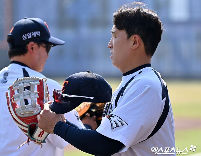 두산 베어스와 한화 이글스가 4월 14일 2026시즌 1호 트레이드를 단행했다. 한화와 두산은 베테랑 외야수 손아섭과 투수 이교훈을 맞트레이드를 단행했다. 두산은 한화에 현금 1억 5000만원을 더 지급한다. 손아섭은 지난달 개막 시리즈 1군 엔트리에 합류했지만 단 한 타석만 소화한 뒤 곧바로 2군으로 내려갔다. 손아섭은 퓨처스리그에서 3경기에 출전해 3안타 2볼넷 2득점을 기록한 뒤 두산 유니폼으로 갈아입었다. 이교훈은 올 시즌 개막 엔트리 승선에 실패한 뒤 퓨처스리그에서만 7경기에 등판해 1홀드 평균자책 2.70 2탈삼진 3볼넷을 마크했다. 두산은 베테랑 손아섭 합류로 클럽하우스 리더 역할을 기대한다. 한화는 최근 흔들리는 불펜진을 고려해 좌완 불펜 뎁스 강화 차원에서 손아섭을 내주고 이교훈을 데려왔다. 엑스포츠뉴스 DB