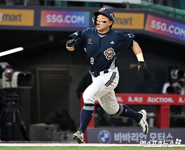 두산 베어스로 트레이드 이적한 외야수 손아섭이 합류 첫날 선발 출전해 멀티 출루에 이어 시즌 마수걸이 포까지 쏘아 올렸다. 손아섭은 14일 인천 문학SSG랜더스필드에서 열린 2026 신한 SOL뱅크 KBO리그 SSG 랜더스전에 2번 지명타자로 선발 출전했다. 손아섭은 1회초 무사 1루 상황에서 상대 선발 투수 타케다와 맞붙어 볼 4개를 골라 첫 출루했다. 3회초 두 번째 타석에서도 타케다에게 볼넷을 얻어 멀티 출루 경기에 성공했다. 이어 상대 폭투로 2루 진루에 성공한 손아섭은 박준순의 중전 적시타 때 역전 득점까지 기록했다. 4회초 1사 2루 기회에선 박시후의 초구 131km/h 슬라이더를 통타해 비거리 125m짜리 우중월 2점 홈런을 날려 8-2로 점수 차를 벌렸다. 인천, 김한준 기자