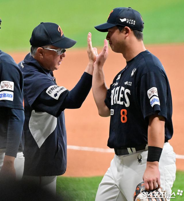 김경문 감독이 이끄는 한화 이글스는 14일 대전 한화생명 볼파크에서 2026 신한 SOL KBO리그 삼성 라이온즈와의 팀 간 1차전에&nbsp;이원석(중견수)~요나단 페라자(우익수)~문현빈(좌익수)~강백호(지명타자)~채은성(1루수)~하주석(2루수)~이도윤(3루수)~최재훈(포수)~심우준(유격수)으로 이어지는 선발 라인업을 꾸렸다. 선발투수는 문동주가 마운드에 오른다. 이날 한화는 간판스타 노시환의 2군행, 베테랑 타자 손아섭의 트레이드 등 적지 않은 이슈를 뒤로 하고 3연패 탈출을 노린다. 엑스포츠뉴스DB