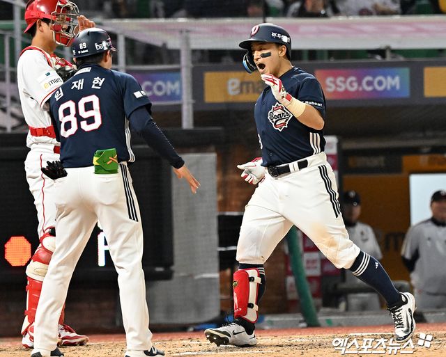 두산 베어스로 트레이드 이적한 외야수 손아섭이 합류 첫날 선발 출전해 멀티 출루에 이어 시즌 마수걸이 포까지 쏘아 올렸다. 손아섭은 14일 인천 문학SSG랜더스필드에서 열린 2026 신한 SOL뱅크 KBO리그 SSG 랜더스전에 2번 지명타자로 선발 출전했다. 손아섭은 1회초 무사 1루 상황에서 상대 선발 투수 타케다와 맞붙어 볼 4개를 골라 첫 출루했다. 3회초 두 번째 타석에서도 타케다에게 볼넷을 얻어 멀티 출루 경기에 성공했다. 이어 상대 폭투로 2루 진루에 성공한 손아섭은 박준순의 중전 적시타 때 역전 득점까지 기록했다. 4회초 1사 2루 기회에선 박시후의 초구 131km/h 슬라이더를 통타해 비거리 125m짜리 우중월 2점 홈런을 날려 8-2로 점수 차를 벌렸다. 인천, 김한준 기자