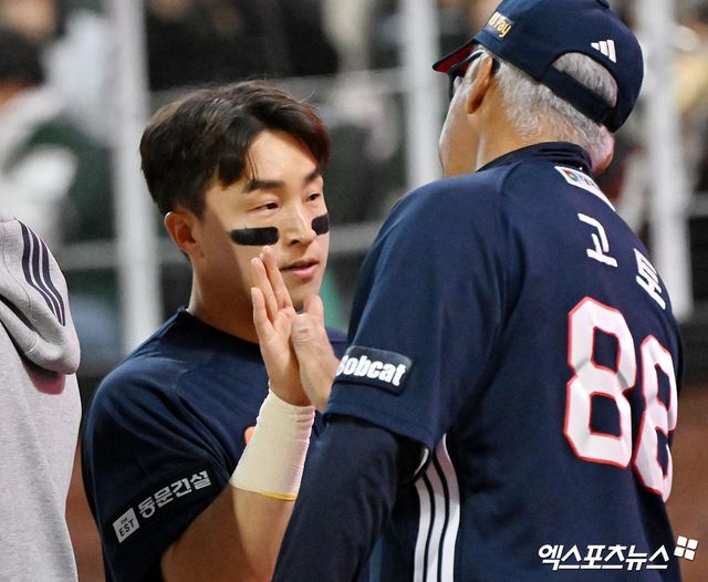 두산 베어스로 트레이드 이적한 외야수 손아섭이 합류 첫날 선발 출전해 멀티 출루에 이어 시즌 마수걸이 포까지 쏘아 올렸다. 손아섭은 14일 인천 문학SSG랜더스필드에서 열린 2026 신한 SOL뱅크 KBO리그 SSG 랜더스전에 2번 지명타자로 선발 출전했다. 손아섭은 1회초 무사 1루 상황에서 상대 선발 투수 타케다와 맞붙어 볼 4개를 골라 첫 출루했다. 3회초 두 번째 타석에서도 타케다에게 볼넷을 얻어 멀티 출루 경기에 성공했다. 이어 상대 폭투로 2루 진루에 성공한 손아섭은 박준순의 중전 적시타 때 역전 득점까지 기록했다. 4회초 1사 2루 기회에선 박시후의 초구 131km/h 슬라이더를 통타해 비거리 125m짜리 우중월 2점 홈런을 날려 8-2로 점수 차를 벌렸다. 인천, 김한준 기자