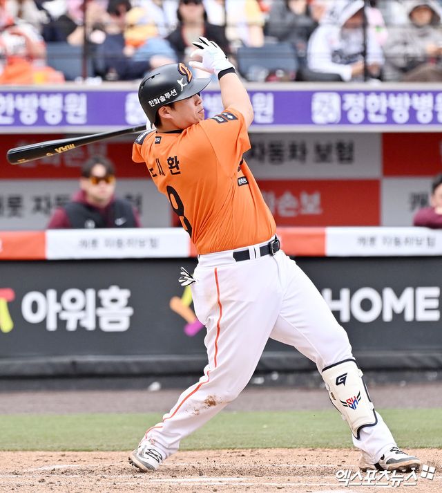 김경문 감독이 이끄는 한화 이글스는 14일 대전 한화생명 볼파크에서 2026 신한 SOL KBO리그 삼성 라이온즈와의 팀 간 1차전에&nbsp;이원석(중견수)~요나단 페라자(우익수)~문현빈(좌익수)~강백호(지명타자)~채은성(1루수)~하주석(2루수)~이도윤(3루수)~최재훈(포수)~심우준(유격수)으로 이어지는 선발 라인업을 꾸렸다. 선발투수는 문동주가 마운드에 오른다. 이날 한화는 간판스타 노시환의 2군행, 베테랑 타자 손아섭의 트레이드 등 적지 않은 이슈를 뒤로 하고 3연패 탈출을 노린다. 엑스포츠뉴스DB