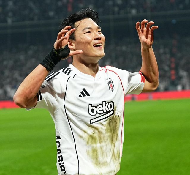 영국 매체 컷오프사이드는 14일(한국시간) 잉글리시 프리미어리그 명문 구단 맨체스터 유나이티드가 한국 국가대표 공격수 오현규(베식타시) 영입에 관심을 보이고 있다고 보도했다. 매체에 따르면 프리미어리그 구단 토트넘 홋스퍼도 오현규 상황을 예의주시하고 있다. 오현규는 지난 2월 튀르키예 명문 구단 중 하나인 베식타시에 입단한 후 10경기에서 7골 2도움을 올리며 맹활약하면서 유럽 빅클럽의 관심을 받고 있다. 베식타시 SNS