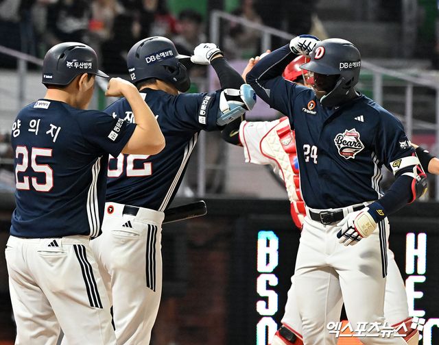 두산 베어스로 트레이드 이적한 외야수 손아섭이 합류 첫날 선발 출전해 멀티 출루에 이어 시즌 마수걸이 포까지 쏘아 올렸다. 손아섭은 14일 인천 문학SSG랜더스필드에서 열린 2026 신한 SOL뱅크 KBO리그 SSG 랜더스전에 2번 지명타자로 선발 출전했다. 손아섭은 1회초 무사 1루 상황에서 상대 선발 투수 타케다와 맞붙어 볼 4개를 골라 첫 출루했다. 3회초 두 번째 타석에서도 타케다에게 볼넷을 얻어 멀티 출루 경기에 성공했다. 이어 상대 폭투로 2루 진루에 성공한 손아섭은 박준순의 중전 적시타 때 역전 득점까지 기록했다. 4회초 1사 2루 기회에선 박시후의 초구 131km/h 슬라이더를 통타해 비거리 125m짜리 우중월 2점 홈런을 날려 8-2로 점수 차를 벌렸다. 인천, 김한준 기자