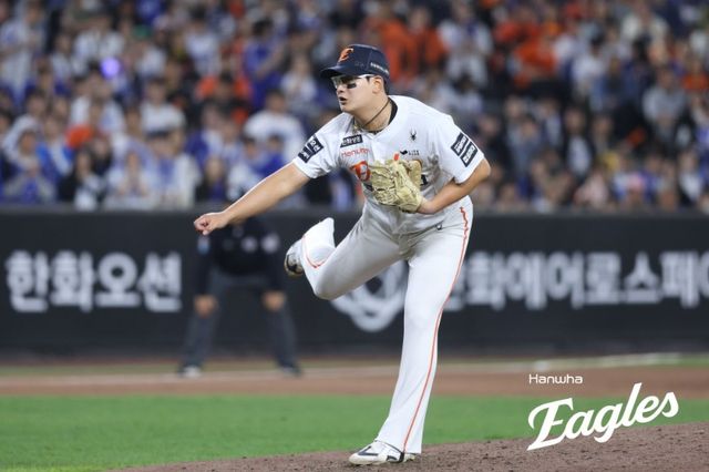 ​​박진만 감독이 이끄는 삼성 라이온즈가 경기 초반 5-0의 열세를 뒤집고 파죽의 4연승을 질주했다. KBO리그 역대 정규시즌 한 경기 최다 4사구 신기록도 수립했다. 삼성은 14일 대전 한화생명 볼파크에서 열린 2026 신한 SOL KBO리그 한화 이글스와의 팀 간 1차전에서 6-5로 이기고 최근 4연승을 달렸다. 삼성은 선발투수 최원태(사진)가 4⅔이닝 8피안타 3볼넷 2탈삼진 4실점으로 난조를 보였지만, 불펜진이 추가 실점을 최소화 하면서 역전승의 발판을 놨다. 한화는 7~9회에 6실점하면서 믿을 수 없는 패배를 당했다. 특히 마무리 김서현(사진)이 8~9회 볼넷을 남발하면서 무너졌다. 한화 이글스