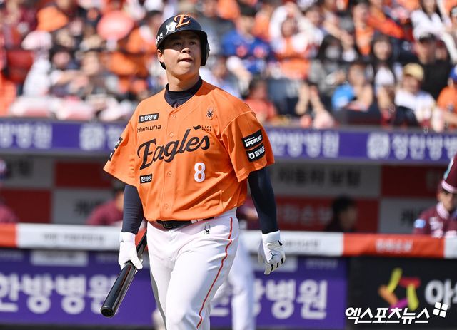 김경문 한화 이글스 감독이 극심한 타격 슬럼프에 빠진 간판타자 노시환의 2군행 결정 배경을 밝혔다. 컨디션이 좋지 않은 상태로 무리하게 출전하는 것보다는 숨을 고를 시간을 줬다는 입장이다. 김경문 감독은 14일 대전 한화생명 볼파크에서 열리는 삼성 라이온즈와의 팀 간 1차전에 앞서 '노시환은 본인 스스로 책임감도 강하고 훈련과 경기 준비도 열심히 하는 선수다. 국가대표팀 다녀온 뒤 개막 후 잘 안되니까 본인도 스트레스를 많이 받았을 것'이라고 말했다. 한화는 휴식일이었던 지난 13일 노시환을 1군 엔트리에서 말소했다. 노시환은 13경기 타율 0.145(55타수 8안타) 3타점 OPS 0.394로 최악의 부진에 빠진 뒤 2군으로 밀렸다. 엑스포츠뉴스DB