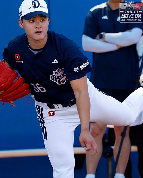 두산 베어스와 한화 이글스가 4월 14일 2026시즌 1호 트레이드를 단행했다. 한화와 두산은 베테랑 외야수 손아섭과 투수 이교훈을 맞트레이드를 단행했다. 두산은 한화에 현금 1억 5000만원을 더 지급한다. 손아섭은 지난달 개막 시리즈 1군 엔트리에 합류했지만 단 한 타석만 소화한 뒤 곧바로 2군으로 내려갔다. 손아섭은 퓨처스리그에서 3경기에 출전해 3안타 2볼넷 2득점을 기록한 뒤 두산 유니폼으로 갈아입었다. 이교훈은 올 시즌 개막 엔트리 승선에 실패한 뒤 퓨처스리그에서만 7경기에 등판해 1홀드 평균자책 2.70 2탈삼진 3볼넷을 마크했다. 두산은 베테랑 손아섭 합류로 클럽하우스 리더 역할을 기대한다. 한화는 최근 흔들리는 불펜진을 고려해 좌완 불펜 뎁스 강화 차원에서 손아섭을 내주고 이교훈을 데려왔다. 두산 베어스