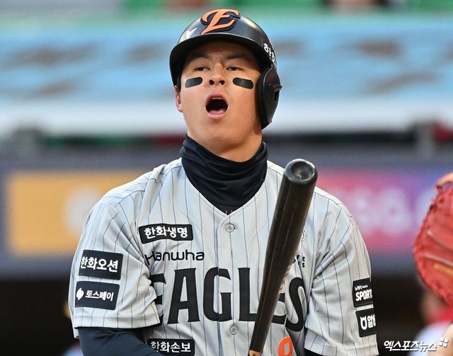 김경문 한화 이글스 감독이 극심한 타격 슬럼프에 빠진 간판타자 노시환의 2군행 결정 배경을 밝혔다. 컨디션이 좋지 않은 상태로 무리하게 출전하는 것보다는 숨을 고를 시간을 줬다는 입장이다. 김경문 감독은 14일 대전 한화생명 볼파크에서 열리는 삼성 라이온즈와의 팀 간 1차전에 앞서 '노시환은 본인 스스로 책임감도 강하고 훈련과 경기 준비도 열심히 하는 선수다. 국가대표팀 다녀온 뒤 개막 후 잘 안되니까 본인도 스트레스를 많이 받았을 것'이라고 말했다. 한화는 휴식일이었던 지난 13일 노시환을 1군 엔트리에서 말소했다. 노시환은 13경기 타율 0.145(55타수 8안타) 3타점 OPS 0.394로 최악의 부진에 빠진 뒤 2군으로 밀렸다. 엑스포츠뉴스DB