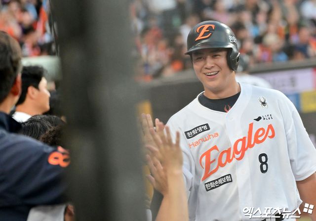 김경문 한화 이글스 감독이 극심한 타격 슬럼프에 빠진 간판타자 노시환의 2군행 결정 배경을 밝혔다. 컨디션이 좋지 않은 상태로 무리하게 출전하는 것보다는 숨을 고를 시간을 줬다는 입장이다. 김경문 감독은 14일 대전 한화생명 볼파크에서 열리는 삼성 라이온즈와의 팀 간 1차전에 앞서 '노시환은 본인 스스로 책임감도 강하고 훈련과 경기 준비도 열심히 하는 선수다. 국가대표팀 다녀온 뒤 개막 후 잘 안되니까 본인도 스트레스를 많이 받았을 것'이라고 말했다. 한화는 휴식일이었던 지난 13일 노시환을 1군 엔트리에서 말소했다. 노시환은 13경기 타율 0.145(55타수 8안타) 3타점 OPS 0.394로 최악의 부진에 빠진 뒤 2군으로 밀렸다. 엑스포츠뉴스DB