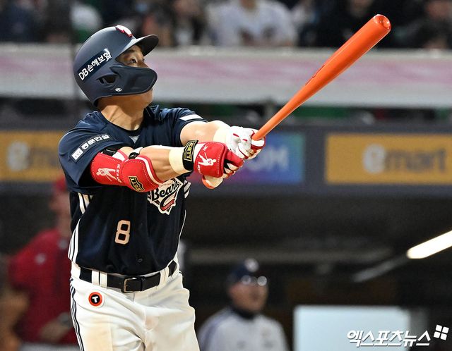 두산 베어스로 트레이드 이적한 외야수 손아섭이 합류 첫날 선발 출전해 멀티 출루에 이어 시즌 마수걸이 포까지 쏘아 올렸다. 손아섭은 14일 인천 문학SSG랜더스필드에서 열린 2026 신한 SOL뱅크 KBO리그 SSG 랜더스전에 2번 지명타자로 선발 출전했다. 손아섭은 1회초 무사 1루 상황에서 상대 선발 투수 타케다와 맞붙어 볼 4개를 골라 첫 출루했다. 3회초 두 번째 타석에서도 타케다에게 볼넷을 얻어 멀티 출루 경기에 성공했다. 이어 상대 폭투로 2루 진루에 성공한 손아섭은 박준순의 중전 적시타 때 역전 득점까지 기록했다. 4회초 1사 2루 기회에선 박시후의 초구 131km/h 슬라이더를 통타해 비거리 125m짜리 우중월 2점 홈런을 날려 8-2로 점수 차를 벌렸다. 인천, 김한준 기자