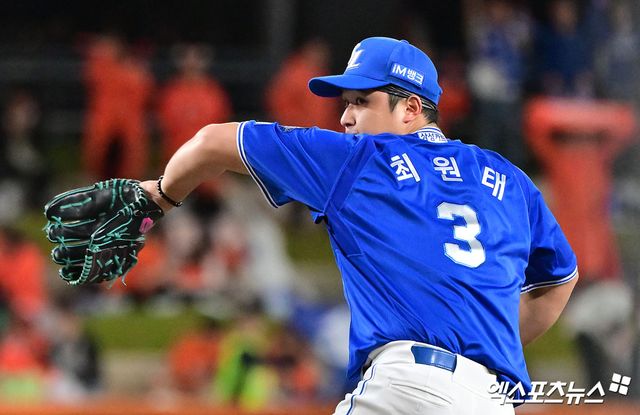 박진만 감독이 이끄는 삼성 라이온즈가 경기 초반 5-0의 열세를 뒤집고 파죽의 4연승을 질주했다. KBO리그 역대 정규시즌 한 경기 최다 4사구 신기록도 수립했다. 삼성은 14일 대전 한화생명 볼파크에서 열린 2026 신한 SOL KBO리그 한화 이글스와의 팀 간 1차전에서 6-5로 이기고 최근 4연승을 달렸다. 삼성은 선발투수 최원태(사진)가 4⅔이닝 8피안타 3볼넷 2탈삼진 4실점으로 난조를 보였지만, 불펜진이 추가 실점을 최소화 하면서 역전승의 발판을 놨다. 한화는 7~9회에 6실점하면서 믿을 수 없는 패배를 당했다. 최근 4연패 늪에 빠졌다. 엑스포츠뉴스 DB