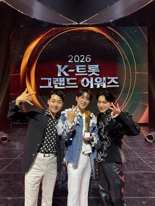 사진 = 토탈셋 제공 / 박군, 성민, 안성훈 'K트롯 그랜드 어워즈' 대리수상