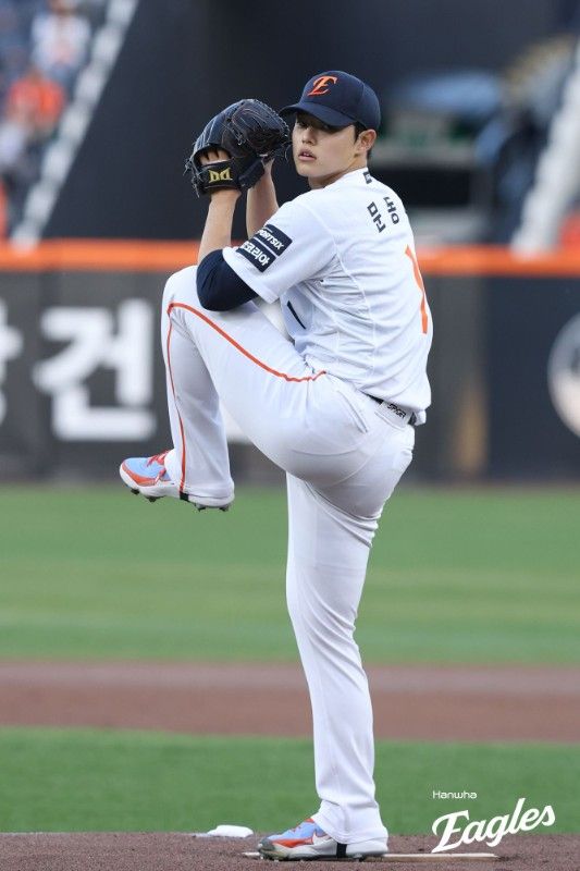 박진만 감독이 이끄는 삼성 라이온즈가 경기 초반 5-0의 열세를 뒤집고 파죽의 4연승을 질주했다. KBO리그 역대 정규시즌 한 경기 최다 4사구 신기록도 수립했다. 삼성은 14일 대전 한화생명 볼파크에서 열린 2026 신한 SOL KBO리그 한화 이글스와의 팀 간 1차전에서 6-5로 이기고 최근 4연승을 달렸다. 삼성은 선발투수 최원태(사진)가 4⅔이닝 8피안타 3볼넷 2탈삼진 4실점으로 난조를 보였지만, 불펜진이 추가 실점을 최소화 하면서 역전승의 발판을 놨다. 한화는 7~9회에 6실점하면서 믿을 수 없는 패배를 당했다. 최근 4연패 늪에 빠졌다. 엑스포츠뉴스 DB