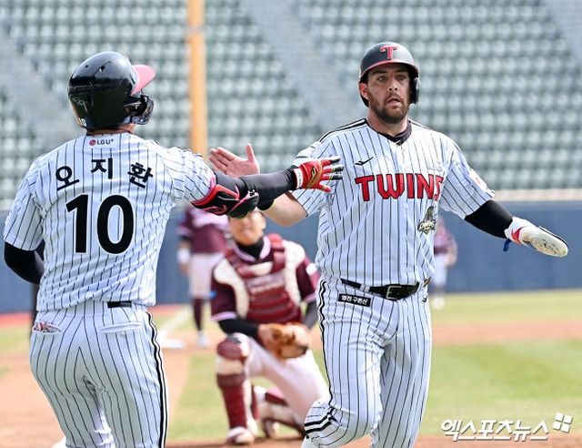 LG는 14일 서울 잠실야구장에서 열린 롯데 자이언츠와 2026 신한 SOL Bank KBO 리그 정규시즌 홈경기에서 2-1로 승리를 거뒀다. LG는 지난 4일 고척 키움 히어로즈전부터 8연승 행진을 이어가게 됐다. 시즌 10승 고지에 선착한 LG는 1위 자리를 지키고 있다. LG 선발 송승기는 6이닝 3피안타 1사사구 5탈삼진 무실점을 기록했다. 불펜이 실점을 기록하며 선발승은 무산됐지만, 시즌 평균자책점을 0.96에서 0.59로 낮췄다. 타석에서는 3번 오스틴 딘이 결승 솔로포 포함 4타수 3안타 1타점 2득점을 기록하며 공격을 이끌었다. 엑스포츠뉴스DB