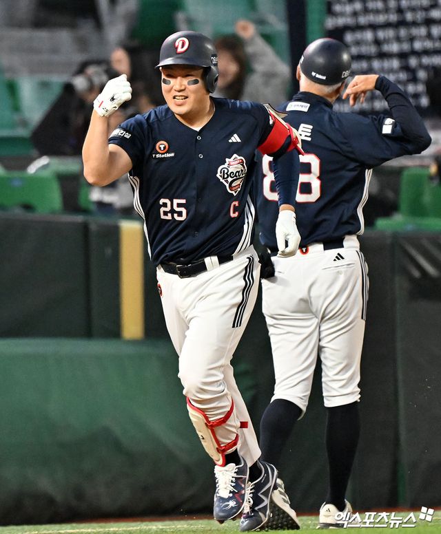 두산 베어스로 트레이드 이적한 외야수 손아섭이 합류 첫날 선발 출전해 멀티 출루에 이어 시즌 마수걸이 포까지 쏘아 올렸다. 손아섭은 14일 인천 문학SSG랜더스필드에서 열린 2026 신한 SOL뱅크 KBO리그 SSG 랜더스전에 2번 지명타자로 선발 출전했다. 손아섭은 1회초 무사 1루 상황에서 상대 선발 투수 타케다와 맞붙어 볼 4개를 골라 첫 출루했다. 3회초 두 번째 타석에서도 타케다에게 볼넷을 얻어 멀티 출루 경기에 성공했다. 이어 상대 폭투로 2루 진루에 성공한 손아섭은 박준순의 중전 적시타 때 역전 득점까지 기록했다. 4회초 1사 2루 기회에선 박시후의 초구 131km/h 슬라이더를 통타해 비거리 125m짜리 우중월 2점 홈런을 날려 8-2로 점수 차를 벌렸다. 인천, 김한준 기자