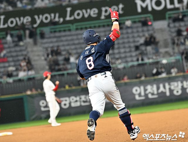 두산 베어스로 트레이드 이적한 외야수 손아섭이 합류 첫날 선발 출전해 멀티 출루에 이어 시즌 마수걸이 포까지 쏘아 올렸다. 손아섭은 14일 인천 문학SSG랜더스필드에서 열린 2026 신한 SOL뱅크 KBO리그 SSG 랜더스전에 2번 지명타자로 선발 출전했다. 손아섭은 1회초 무사 1루 상황에서 상대 선발 투수 타케다와 맞붙어 볼 4개를 골라 첫 출루했다. 3회초 두 번째 타석에서도 타케다에게 볼넷을 얻어 멀티 출루 경기에 성공했다. 이어 상대 폭투로 2루 진루에 성공한 손아섭은 박준순의 중전 적시타 때 역전 득점까지 기록했다. 4회초 1사 2루 기회에선 박시후의 초구 131km/h 슬라이더를 통타해 비거리 125m짜리 우중월 2점 홈런을 날려 8-2로 점수 차를 벌렸다. 인천, 김한준 기자