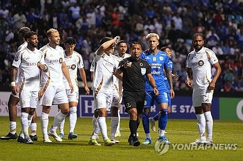 손흥민 소속팀인 미국 메이저리그사커(MLS) LAFC가&nbsp;15일 멕시코 푸에블라에 있는 콰우테목 경기장에서 열린 크루스 아술(멕시코)과의 2026시즌 북중미카리브해연맹(CONCACAF) 챔피언스컵 8강 2차전에서 1-1로 비겼다.&nbsp;홈 1차전에서 3-0 완승을 거둔 LAFC는 해발 2200m에 달하는 고지대 원정에서&nbsp;디펜딩 챔피언 크루스 아술의 파상 공세를 한 골로 틀어 막으면서 1, 2차전 합계 4-1로 승리해 4강에 진출했다.&nbsp;준결승에 진출한 LAFC는 톨루카(멕시코),&nbsp;LA갤럭시(미국) 맞대결 승자와 격돌한다.&nbsp;LAFC는 지난 2020시즌과 2023시즌 두 차례 대회 결승에 진출했지만, 모두 준우승에 머물렀다. 창단 첫 대회 우승에 도전한다. 손흥민은 이날 풀타임 소화하며 두 달 앞으로 다가온 북중미 월드컵 고지대 적응에 문제 없음을 알렸다. 연합뉴스