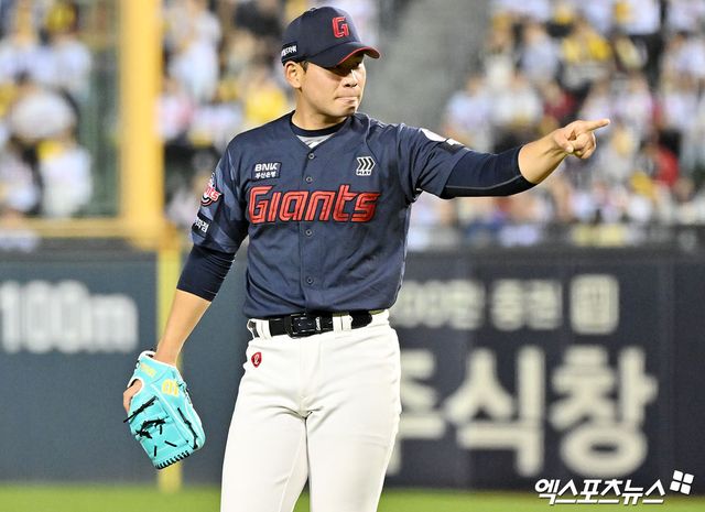 15일 오후 서울 송파구 잠실야구장에서 열린 '2026 신한 SOL Bank KBO리그' 롯데 자이언츠와 LG 트윈스의 경기, 5회말 수비를 마친 롯데 김진욱이 기뻐하고 있다. 잠실, 김한준 기자