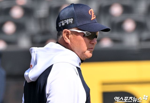 한화는 14일 대전 삼성전에서 5-1로 앞선 8회초 등판한 필승조 투수들이 나란히 컨트롤 문제로 자멸했다. 삼성에 내준 6점을 모두 밀어내기로만 기록했다. 특히 김서현의 경우 한화가 6-5로 앞선 9회초 2사 만루에서 최형우, 이해승에 볼넷을 내줘 밀어내기로 동점과 역전을 허용하는 흑역사를 썼다. 김경문 감독은 개막 후&nbsp;7경기 6이닝 5탈삼진 12볼넷 평균자책점 9.00으로 컨디션이 좋지 않은 김서현의 보직을 바꾸기로 결정했다. 한화는 단기 대체 외국인 선수로 영입한 잭 쿠싱이 당분간 세이브 상황을 책임진다. 엑스포츠뉴스DB