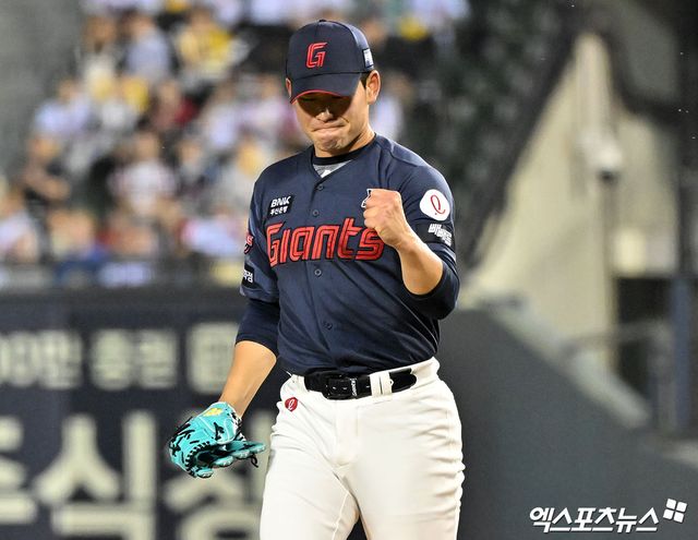 15일 오후 서울 송파구 잠실야구장에서 열린 '2026 신한 SOL Bank KBO리그' 롯데 자이언츠와 LG 트윈스의 경기, 5회말 수비를 마친 롯데 김진욱이 기뻐하고 있다. 롯데는 이날 2-0으로 승리했다. 선발투수 김진욱이 앞선 등판 8이닝 1실점 피칭에 이어 이날도 6⅔이닝(101구) 3피안타 2사사구 5탈삼진 무실점 완벽투를 선보이며 LG 타선을 꽁꽁 묶었다. 타선에서는 손성빈이 자신의 시즌 마수걸이 홈런으로 결승점을 올렸다. 이날 승리로 롯데는 2연패 흐름에서 탈출함과 동시에 8연승을 달리고 있던 단독 1위 LG의 고공 행진을 막아섰다. 잠실, 김한준 기자