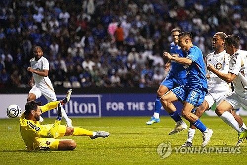 손흥민 소속팀인 미국 메이저리그사커(MLS) LAFC가&nbsp;15일 멕시코 푸에블라에 있는 콰우테목 경기장에서 열린 크루스 아술(멕시코)과의 2026시즌 북중미카리브해연맹(CONCACAF) 챔피언스컵 8강 2차전에서 1-1로 비겼다.&nbsp;홈 1차전에서 3-0 완승을 거둔 LAFC는 해발 2200m에 달하는 고지대 원정에서&nbsp;디펜딩 챔피언 크루스 아술의 파상 공세를 한 골로 틀어 막으면서 1, 2차전 합계 4-1로 승리해 4강에 진출했다.&nbsp;준결승에 진출한 LAFC는 톨루카(멕시코),&nbsp;LA갤럭시(미국) 맞대결 승자와 격돌한다.&nbsp;LAFC는 지난 2020시즌과 2023시즌 두 차례 대회 결승에 진출했지만, 모두 준우승에 머물렀다. 창단 첫 대회 우승에 도전한다. 손흥민은 이날 풀타임 소화하며 두 달 앞으로 다가온 북중미 월드컵 고지대 적응에 문제 없음을 알렸다. 연합뉴스