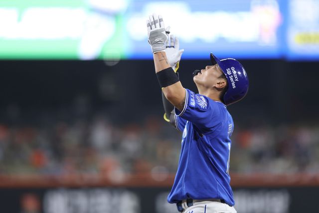 삼성 라이온즈 내야수 류지혁이 15일 대전 한화생명 볼파크에서 열린 2026 신한 SOL KBO리그 한화 이글스와의 팀 간 2차전에서 5회말 적시타를 기록한 뒤 기뻐하는 모습. 사진 삼성 라이온즈