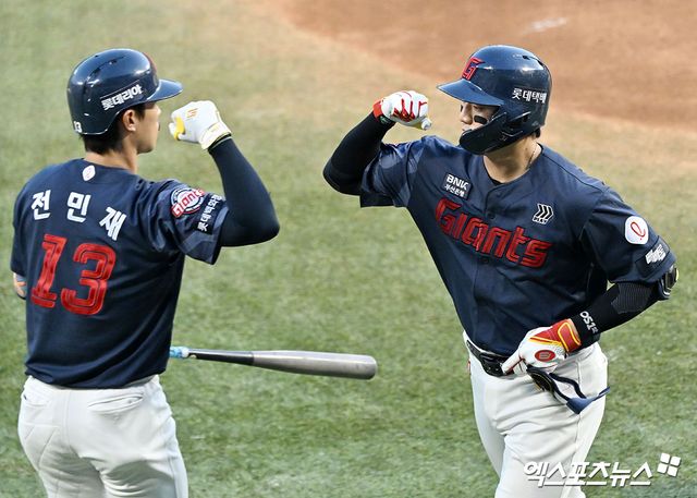 15일 오후 서울 송파구 잠실야구장에서 열린 '2026 신한 SOL Bank KBO리그' 롯데 자이언츠와 LG 트윈스의 경기, 3회초 1사 롯데 손성빈이 솔로 홈런을 날린 후 기뻐하고 있다. 롯데는 이날 2-0으로 승리했다. 선발투수 김진욱이 앞선 등판 8이닝 1실점 피칭에 이어 이날도 6⅔이닝(101구) 3피안타 2사사구 5탈삼진 무실점 완벽투를 선보이며 LG 타선을 꽁꽁 묶었다. 타선에서는 손성빈이 자신의 시즌 마수걸이 홈런으로 결승점을 올렸다. 이날 승리로 롯데는 2연패 흐름에서 탈출함과 동시에 8연승을 달리고 있던 단독 1위 LG의 고공 행진을 막아섰다. 잠실, 김한준 기자