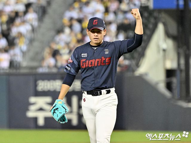 15일 오후 서울 송파구 잠실야구장에서 열린 '2026 신한 SOL Bank KBO리그' 롯데 자이언츠와 LG 트윈스의 경기, 6회말 수비를 마친 롯데 김진욱이 기뻐하고 있다. 롯데는 이날 2-0으로 승리했다. 선발투수 김진욱이 앞선 등판 8이닝 1실점 피칭에 이어 이날도 6⅔이닝(101구) 3피안타 2사사구 5탈삼진 무실점 완벽투를 선보이며 LG 타선을 꽁꽁 묶었다. 타선에서는 손성빈이 자신의 시즌 마수걸이 홈런으로 결승점을 올렸다. 이날 승리로 롯데는 2연패 흐름에서 탈출함과 동시에 8연승을 달리고 있던 단독 1위 LG의 고공 행진을 막아섰다. 잠실, 김한준 기자